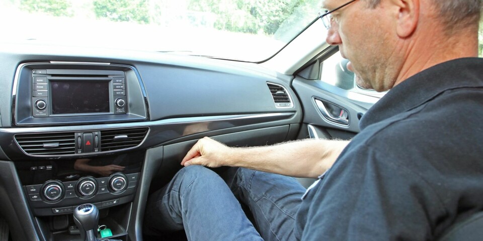 Mazda 6. Beinplass i forsetet med bakovervendt barnesete i baksetet.