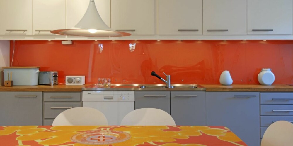 Orange glass: Her er det glass med orange farge som får sprite opp kjøkkenet. Orange glass: Her er det glass med orange farge som får sprite opp kjøkkenet.