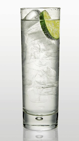 HØYE GLASS: Med gin, tonic, is og lime. HØYE GLASS: Med gin, tonic, is og lime.