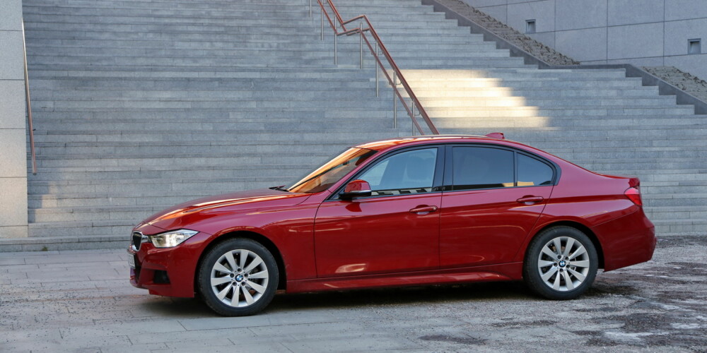 STREKKER SEG: Med solid akselavstand får BMW 3-serie et lavt og langtrukket preg når du ser den fra siden.
