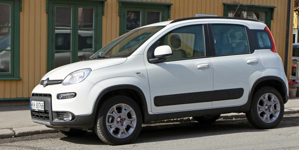 KOMFORTMANGLER: Det blir en del bevegelser på ujevnt underlag i en bil som er kort, smal og høy, og som har en rimelig bakakselløsning. Det er også en hel del støy i Fiat Panda 4x4. FOTO: Petter Handeland KOMFORTMANGLER: Det blir en del bevegelser på ujevnt underlag i en bil som er kort, smal og høy, og som har en rimelig bakakselløsning. Det er også en hel del støy i Fiat Panda 4x4. FOTO: Petter Handeland