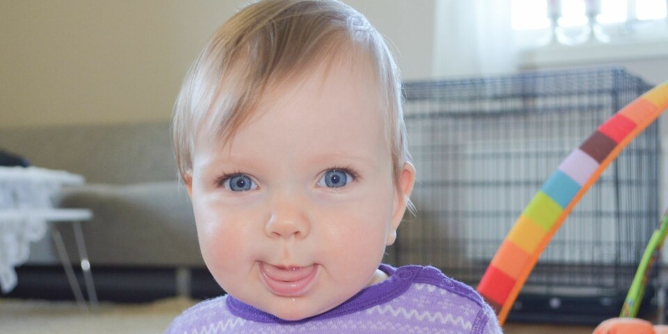 Amanda er grei å legge. Når hun ser kosekluten i senga ved sengetid, smiler hun bestandig.