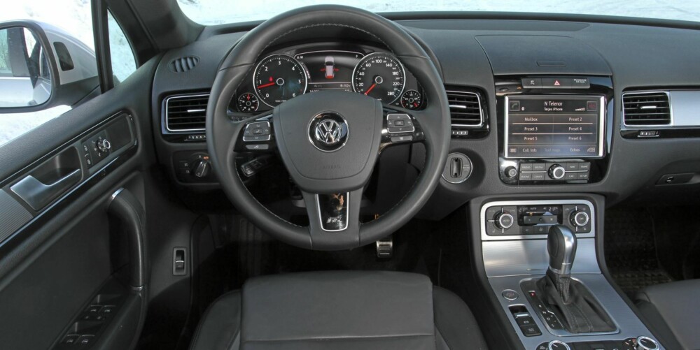 STILIG: VW Touareg slåss med prestisjemerker som BMW og Mercedes, men holder fint stand innvendig. STILIG: VW Touareg slåss med prestisjemerker som BMW og Mercedes, men holder fint stand innvendig.