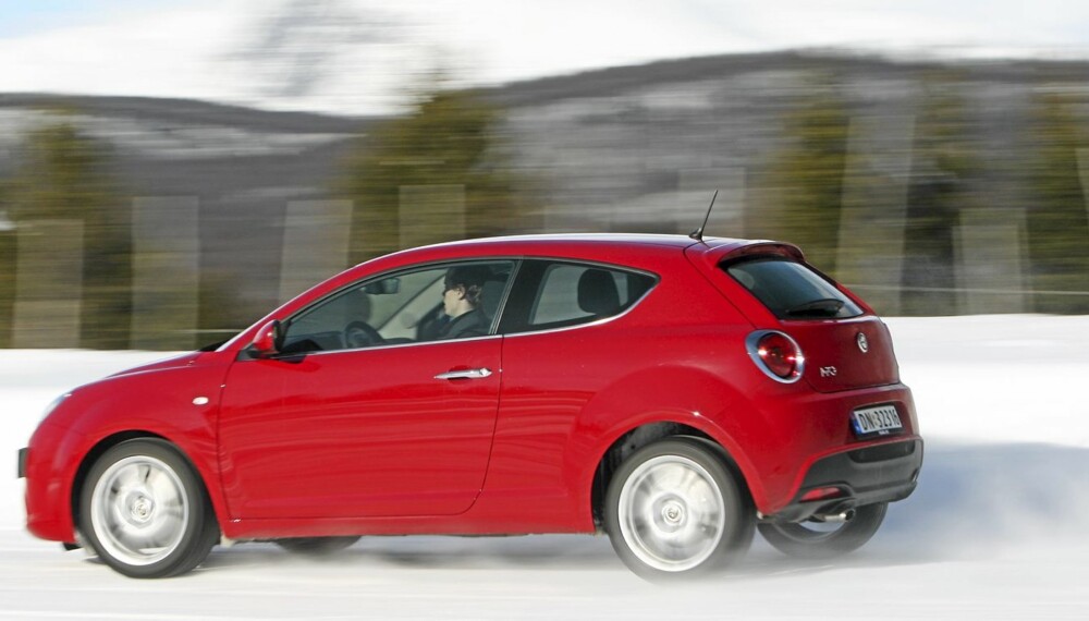 YES! Alfa Romeo MiTo kjører sportslig og underholdende. Brede og lave 17-tommers dekk sørger for godt veigrep og fin presisjon med en meget kontant innstyring. YES! Alfa Romeo MiTo kjører sportslig og underholdende. Brede og lave 17-tommers dekk sørger for godt veigrep og fin presisjon med en meget kontant innstyring.
