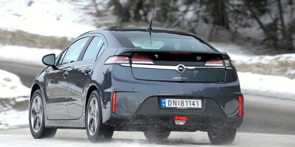 HERLIG: Ampera har mål som en kompaktbil og tyngde som en storbil. Det gir spesielle ¿ og fine ¿ kjøregenskaper. FOTO: Egil Nordlien, HM Foto HERLIG: Ampera har mål som en kompaktbil og tyngde som en storbil. Det gir spesielle ¿ og fine ¿ kjøregenskaper. FOTO: Egil Nordlien, HM Foto