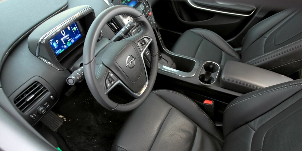MYE UTSTYR: Opel Ampera har mye utstyr som standard. I Cosmo-versjonen finner du skinnseter, navigasjon, ryggekamera og en hel del annet. FOTO: Egil Nordlien, HM Foto MYE UTSTYR: Opel Ampera har mye utstyr som standard. I Cosmo-versjonen finner du skinnseter, navigasjon, ryggekamera og en hel del annet. FOTO: Egil Nordlien, HM Foto