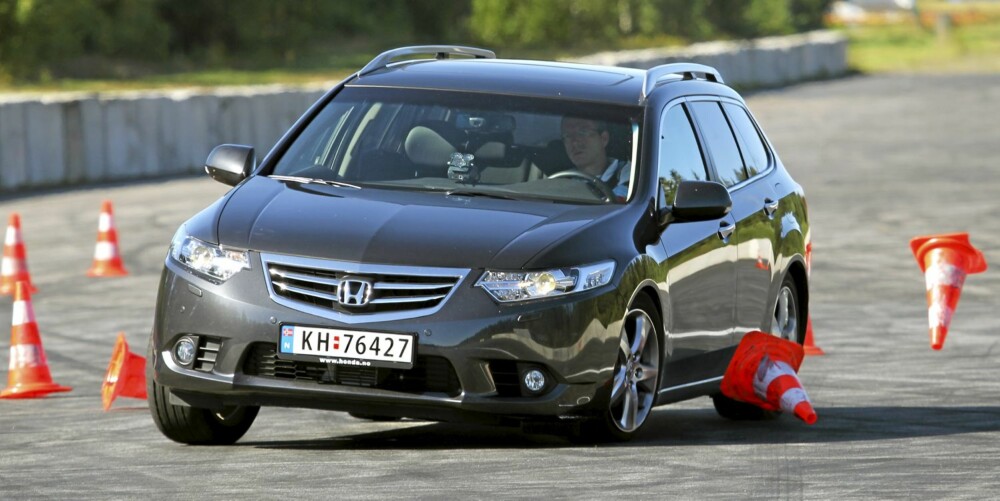 FRISKT MOT: Honda Accord er krevende å få med seg mellom kjeglene i våre unnamanøvertester. FOTO: Terje Bjørnsen FRISKT MOT: Honda Accord er krevende å få med seg mellom kjeglene i våre unnamanøvertester. FOTO: Terje Bjørnsen