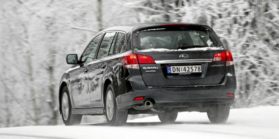 KOMFORTABEL: Selv på dårlig underlag er komforten i Legacy veldig god, men vi savner en mer avgiftsvennlig motor.