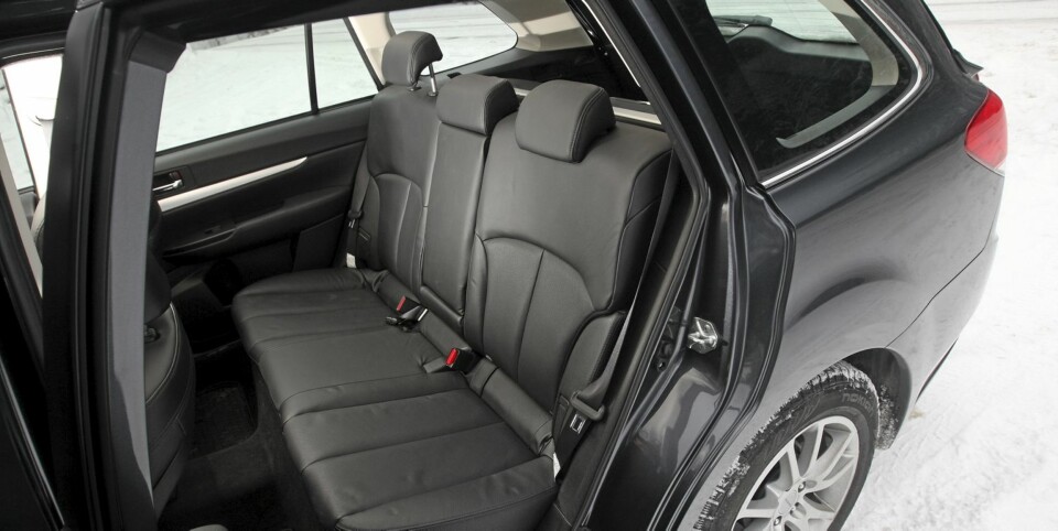 GOD PLASS: Bagasjerommet tar 526 liter og bakseteplassen er veldig god i Legacy.