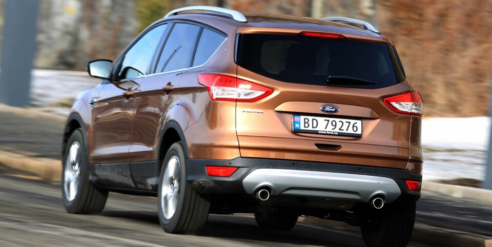 SUV-OPPSKRIFT: Ford Kuga følger malen for hvordan en SUV skal se ut: Mer bakkeklaring, plastdeksler nede på bilen og rundt hjulene, ''skliplater'' under. Vi synes linjene er kvassere enn hos de fleste konkurrentene, og litt særpreg er sjelden galt. FOTO: Egil Nordlien, HM Foto