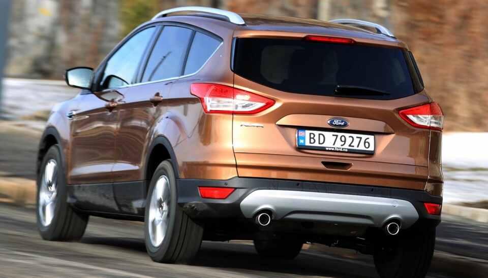SUV-OPPSKRIFT: Ford Kuga følger malen for hvordan en SUV skal se ut: Mer bakkeklaring, plastdeksler nede på bilen og rundt hjulene, ''skliplater'' under. Vi synes linjene er kvassere enn hos de fleste konkurrentene, og litt særpreg er sjelden galt. FOTO: Egil Nordlien, HM Foto
