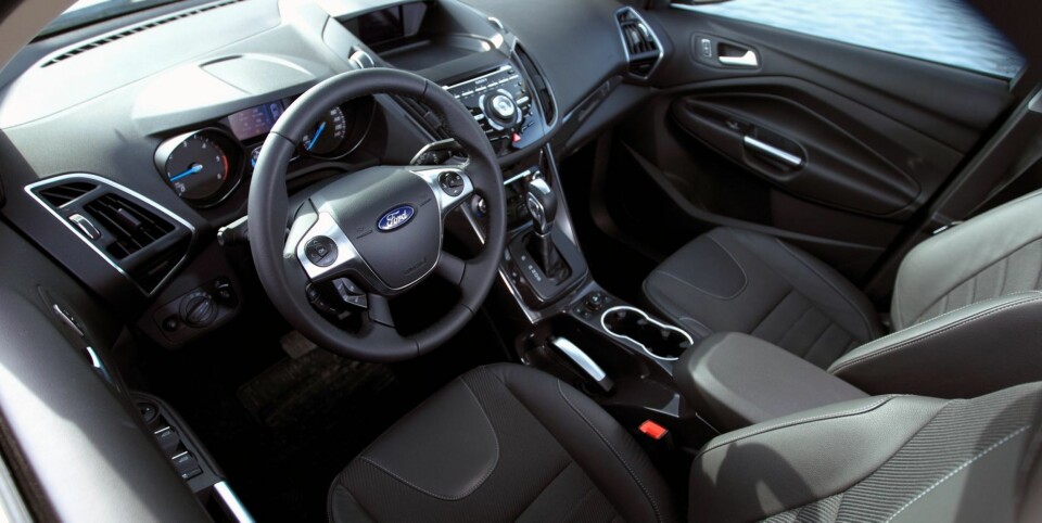 KJENT: Alle som har sett inn i en ny Ford Focus eller C-Max, vil kjenne igjen dashbordutformingen. Det er mange knapper å bli kjent med i godt utstyrte utgaver. Materialkvaliteten er over gjennomsnittlig god. FOTO: Egil Nordlien, HM Foto