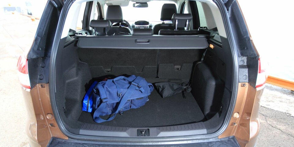 IKKE LANGT: Om beinpplassen i baksetet er god, er bagasjerommet fortsatt ganske kort. Derimot er det ganske høyt. 481 liter bagasjevolum er mer enn i VW Tiguan, men mindre enn ferske japanske konkurrenter. FOTO: Egil Nordlien, HM Foto