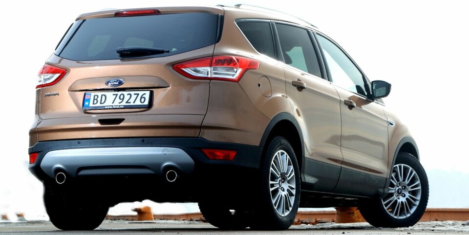 ELEKTRISK LUKE: I likhet med mange andre av de nye SUV-modellene som er kommet i det siste, kan Ford Kuga fås med elektrisk bakluke (ekstrautstyr). Felles for så godt som alle disse, er at de er trege. I Kuga skal luka dessuten kunne åpnes ved at du sparker inn under bilens bakpart. Det virket bare av og til på testbilen. FOTO: Egil Nordlien, HM Foto