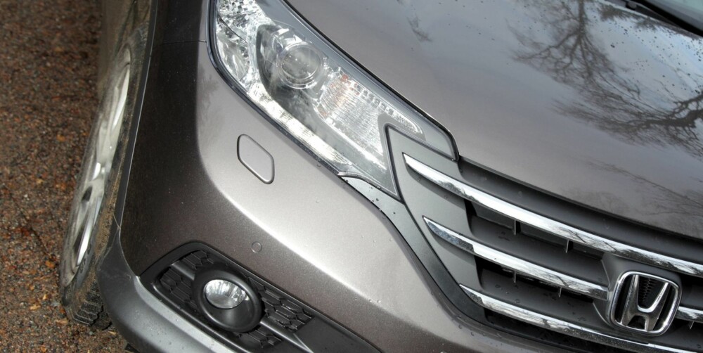 UTSTYRSGRUPPER: I likhet med de fleste asiatiske bilmodeller kommer Honda CR-V med klart definerte utstyrsgrupper med få muligheter for individuelle valg. Xenonlys kommer for eksempel bare med de dyre versjonene. Foto: Egil Nordlien, HM Foto UTSTYRSGRUPPER: I likhet med de fleste asiatiske bilmodeller kommer Honda CR-V med klart definerte utstyrsgrupper med få muligheter for individuelle valg. Xenonlys kommer for eksempel bare med de dyre versjonene. Foto: Egil Nordlien, HM Foto