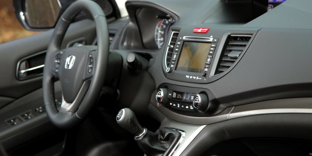 RYDDIG: Innvendig framstår Honda CR-V som ryddig, med fint grupperte instrumenter. Girspaken står akkurat der hånda faller når du slipper rattet. Med tanke på testbilens pris - nesten en halv million kroner - synes vi plastkvaliteten noen steder er litt billig. FOTO: Egil Nordlien, HM Foto RYDDIG: Innvendig framstår Honda CR-V som ryddig, med fint grupperte instrumenter. Girspaken står akkurat der hånda faller når du slipper rattet. Med tanke på testbilens pris - nesten en halv million kroner - synes vi plastkvaliteten noen steder er litt billig. FOTO: Egil Nordlien, HM Foto