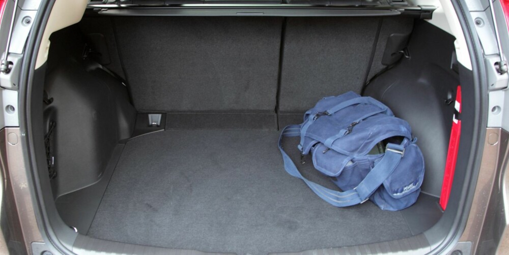 BEDRE PLASS: Det nye firehjulsdriftssystemet i Honda CR-V tar lite plass, og det gir mer volum i bagasjerommet. FOTO: Egil Nordlien, HM Foto BEDRE PLASS: Det nye firehjulsdriftssystemet i Honda CR-V tar lite plass, og det gir mer volum i bagasjerommet. FOTO: Egil Nordlien, HM Foto