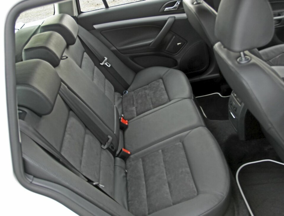 GOD PLASS: 3 personer sitter godt i baksetet i Octavia Scout.