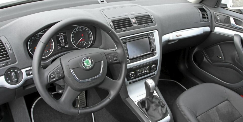 FRISKERE: Ratt og dashbord har også blitt frisket opp. Legg merke til bøylen som passasjeren kan holde seg fast i.