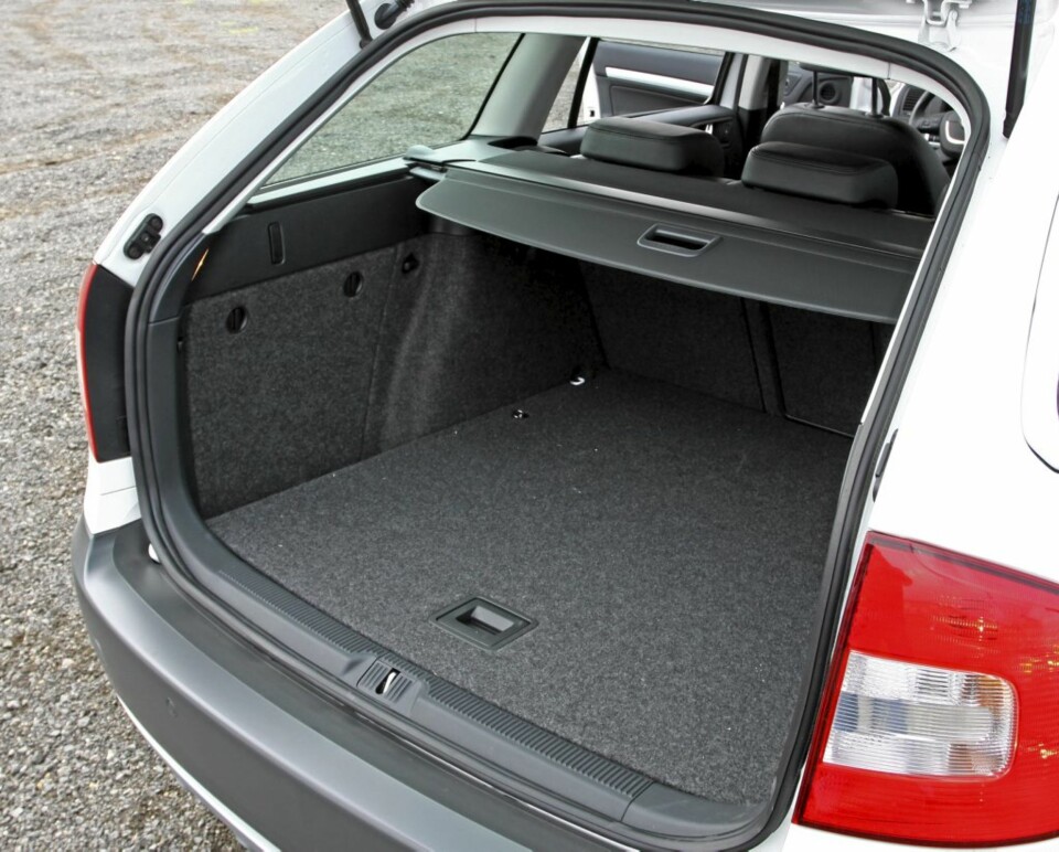 605 LITER: Octavia er en av de bilene i klassen med aller størst bagasjerom.