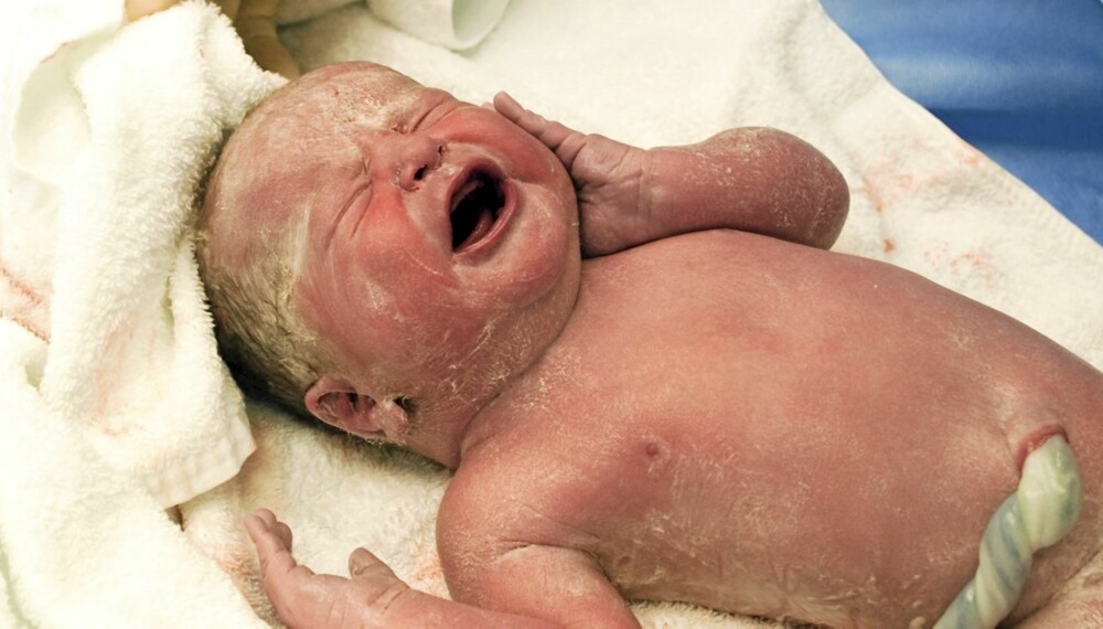 BABY 1 UKE: Den nyfødte har dårlig utviklet syn, men allerede nå kan babyen kjenne igjen både lukten og stemmen av mor og far.