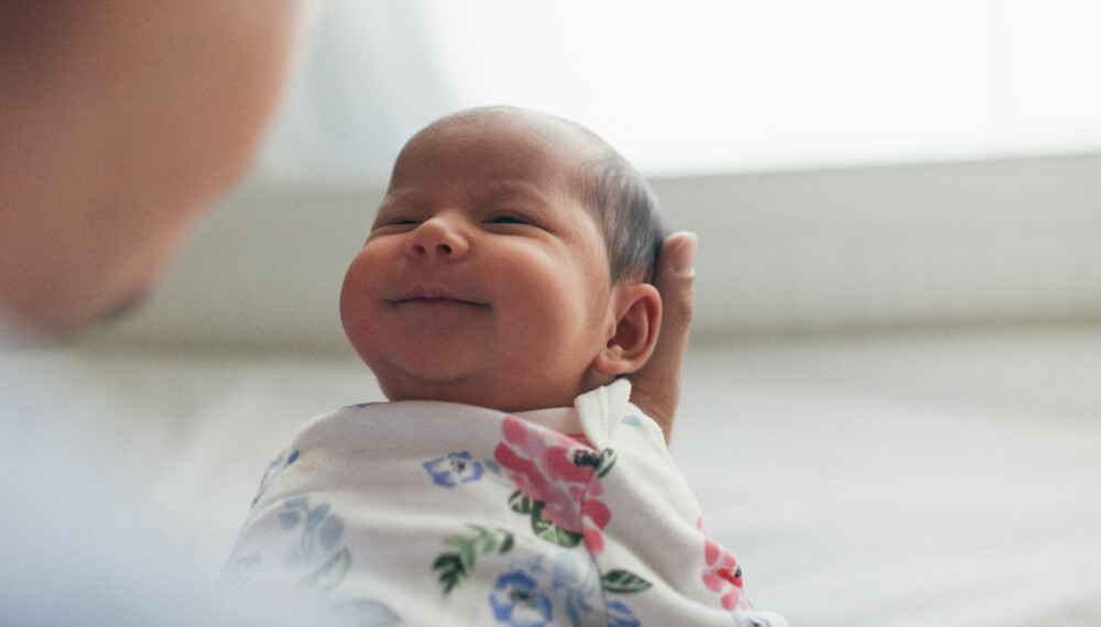BABY 5 UKER: Den fem uker gamle babyen din har kanskje begynt å smile.