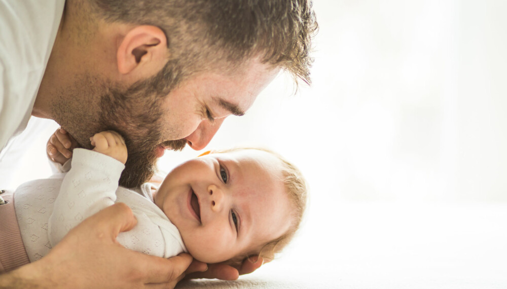 BABY 8 UKER: I en åtte uker gammel babys utvikling har den kanskje begynt å herme etter lydene i samtalene deres?