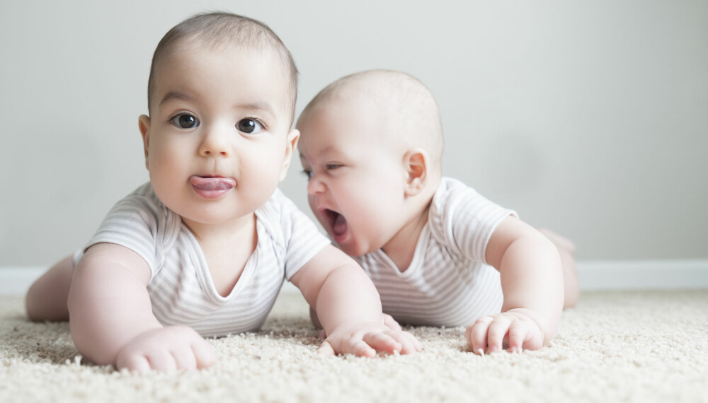BABY 6 MÅNEDER: Babyen begynner å få tenner, og liker å være sammen med andre barn.