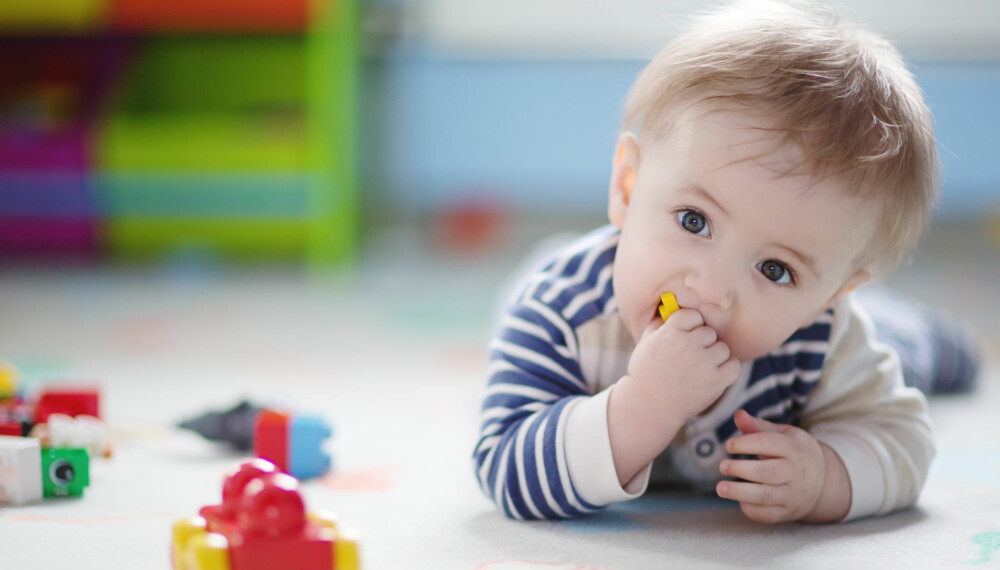 BABY 9 MÅNEDER: Den ni måneder gamle babyen din klarer nå å gripe små smuler på gulvet med pinsettgrepet.