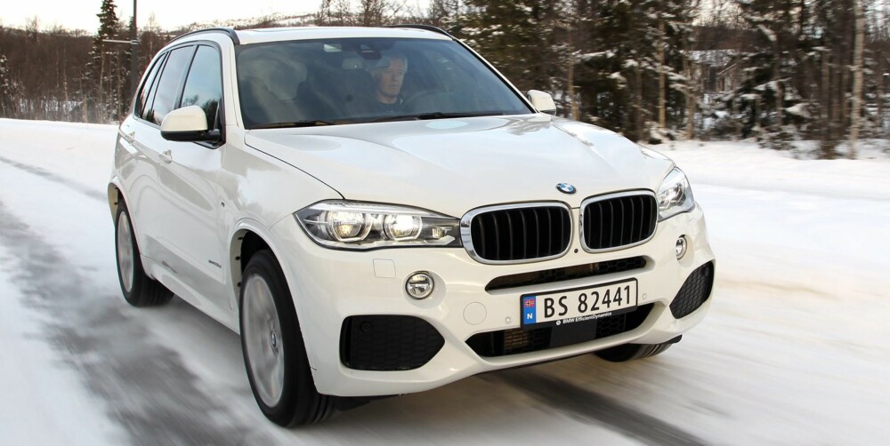 VEIMESTER: Mens SUV-er som Range Rover Sport og Mercedes ML kan fås med offroadprogram, handler valgmulighetene i BMW X5 om økt sportslighet på vei. På vinterglatt vei har du imidlertid lite igjen for denne ekstra sportsligheten. Da er det størrelse og vekt som legger klare føringer for hvordan du bør kjøre. FOTO: Petter Handeland VEIMESTER: Mens SUV-er som Range Rover Sport og Mercedes ML kan fås med offroadprogram, handler valgmulighetene i BMW X5 om økt sportslighet på vei. På vinterglatt vei har du imidlertid lite igjen for denne ekstra sportsligheten. Da er det størrelse og vekt som legger klare føringer for hvordan du bør kjøre. FOTO: Petter Handeland