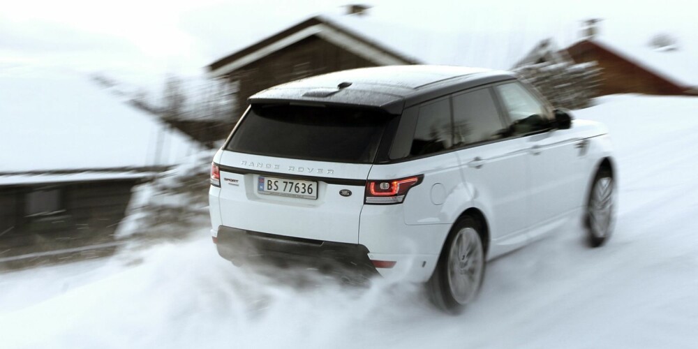 STOR STIL: Den nye Range Rover Sport synes godt i gatebildet, på grensen til det prangende vil noen hevde. Men det ville være synd å kjøpe bil til 1,5 millioner, uten at det synes. STOR STIL: Den nye Range Rover Sport synes godt i gatebildet, på grensen til det prangende vil noen hevde. Men det ville være synd å kjøpe bil til 1,5 millioner, uten at det synes.