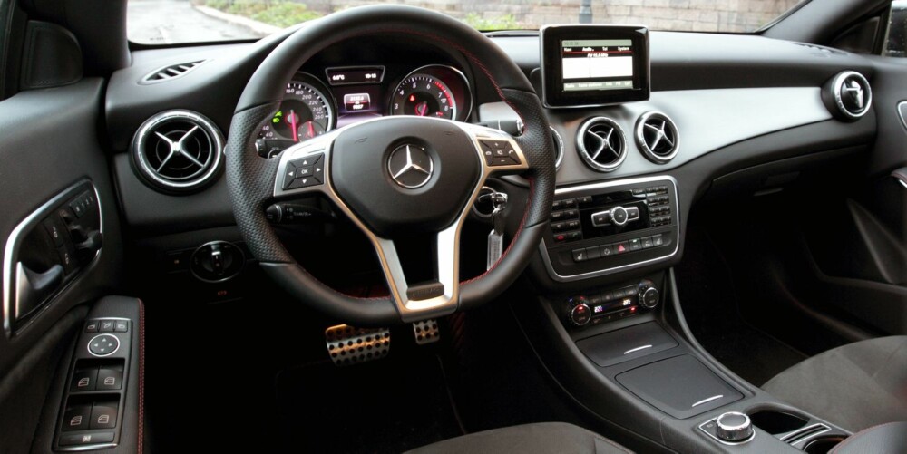 YNGRE: Interiørstilen i Mercedes CLA er betydelig yngre og mer sporty enn i for eksempel C-klasse. FOTO: Egil Nordlien, HM Foto YNGRE: Interiørstilen i Mercedes CLA er betydelig yngre og mer sporty enn i for eksempel C-klasse. FOTO: Egil Nordlien, HM Foto