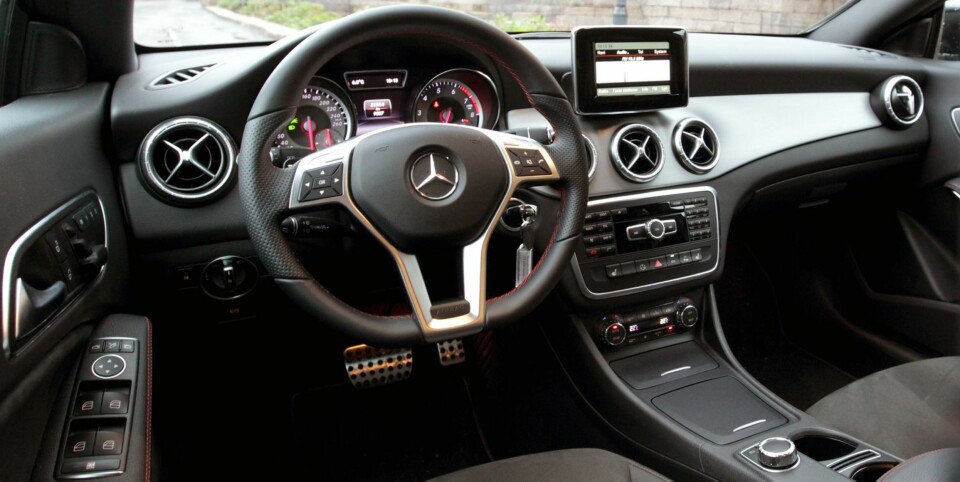 YNGRE: Interiørstilen i Mercedes CLA er betydelig yngre og mer sporty enn i for eksempel C-klasse. FOTO: Egil Nordlien, HM Foto