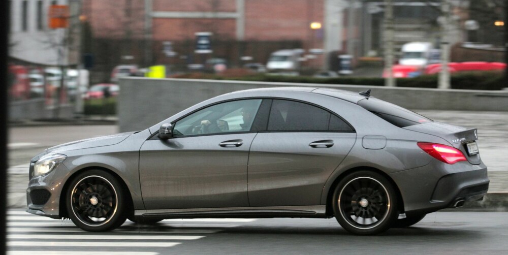 STRAM: Mercedes CLA med sportsunderstell og store hjul er et stramt bekjentskap som krever en sportslig innstilling til fjæringskomfort. FOTO: Egil Nordlien, HM Foto STRAM: Mercedes CLA med sportsunderstell og store hjul er et stramt bekjentskap som krever en sportslig innstilling til fjæringskomfort. FOTO: Egil Nordlien, HM Foto