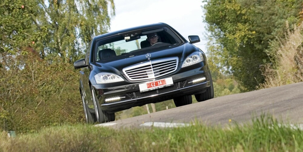KJØRER GODT: Høy matchvekt og luksusinnpakning til tross - Mercedes S-Klasse er en fryd på veien, også når det går unna.