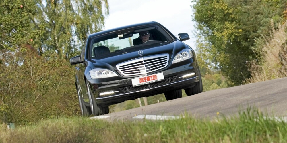 KJØRER GODT: Høy matchvekt og luksusinnpakning til tross - Mercedes S-Klasse er en fryd på veien, også når det går unna. KJØRER GODT: Høy matchvekt og luksusinnpakning til tross - Mercedes S-Klasse er en fryd på veien, også når det går unna.