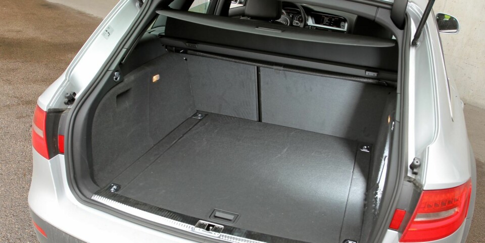 SOM SUV: Bagasjerommet er småtrangt målt mot folkestasjonsvogner, men helt på høyde med større og dyrere SUV-er. Foto: Petter Handeland
