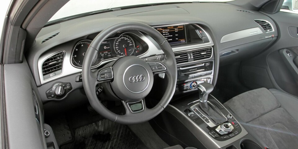 DYRT EKSTRAUTSTYR: Selv med ekstrautstyr for 100 000 kroner har testbilen helmanuelle seter i en tid der langt billigere biler har elektrisk seteinnstilling. Foto: Petter Handeland