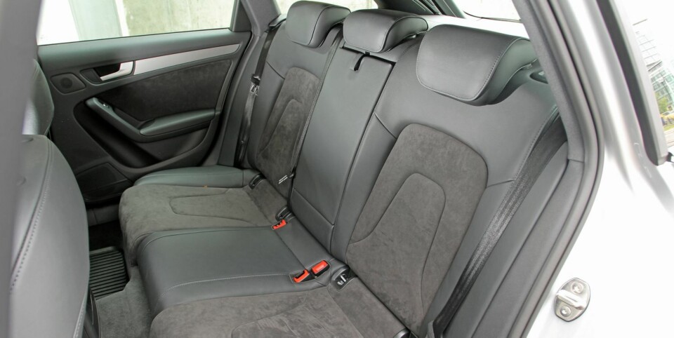 IKKE VELKOMMEN: Plassen er skreddersøm for fire normalvoksne, og en tredjemann i baksetet merker fort at vedkommende ikke er spesielt velkommen. Foto: Petter Handeland