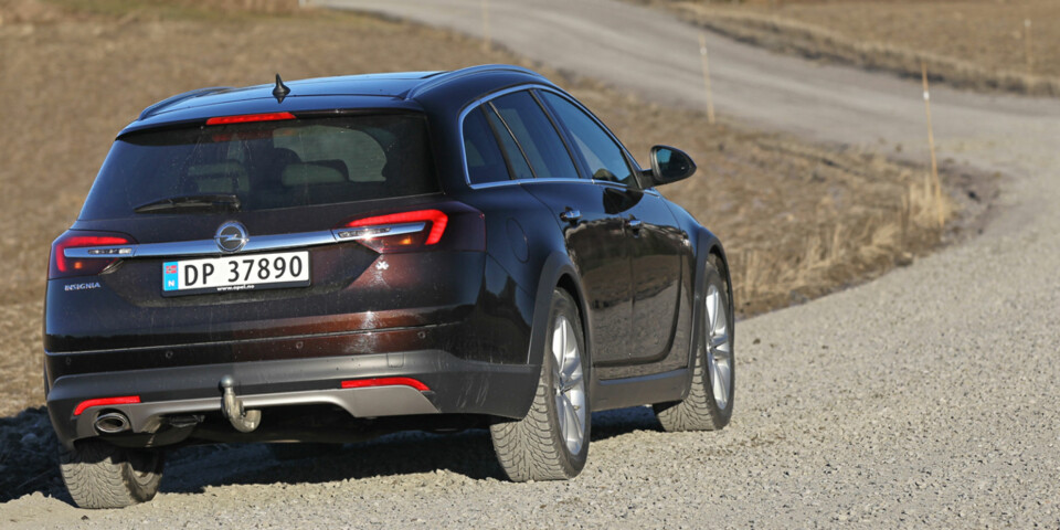 HJEMMEBANE: Rufsete hytteveier er ikke noe problem for Insignia Country Tourer. Firehjulsdrift og to centimeter høyere bakkeklaring fikser biffen.