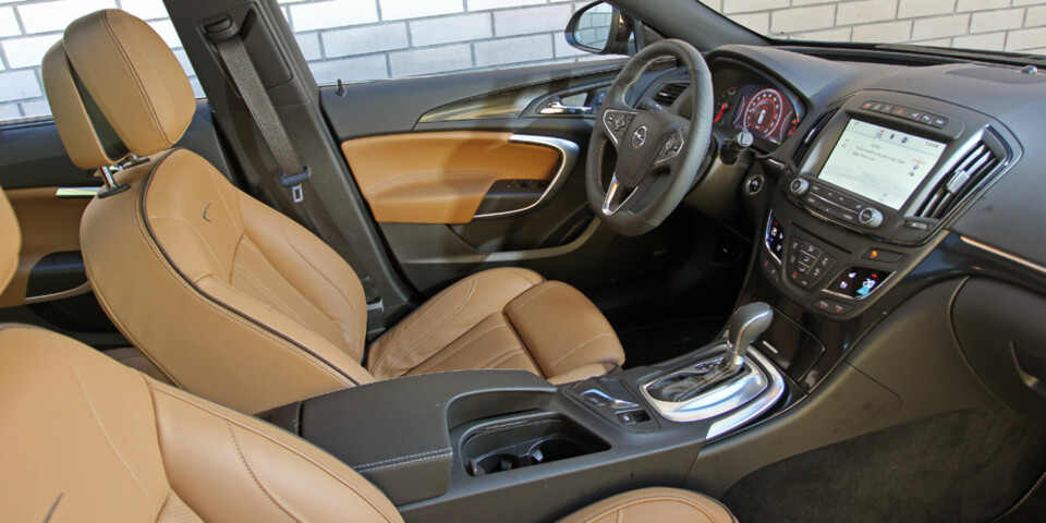 GOD LØSNING: Vi trives godt bak rattet i Insignia. Setene er faste, men veldig gode, ergonomien er god og det innvendige støynivået lavt. Insignia har også meget gode kjøreegenskaper.