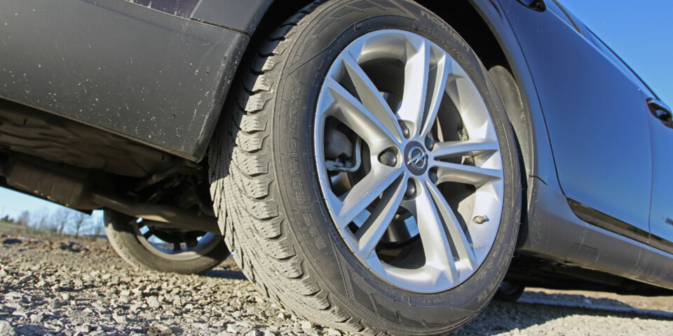 BARSKERE: Offroad-pynt i form av sort hardplast under for- og bakfangeren og langs kanalene, samt skliplate i fronten, gir Insignia Country Tourer det barske preget den fortjener.