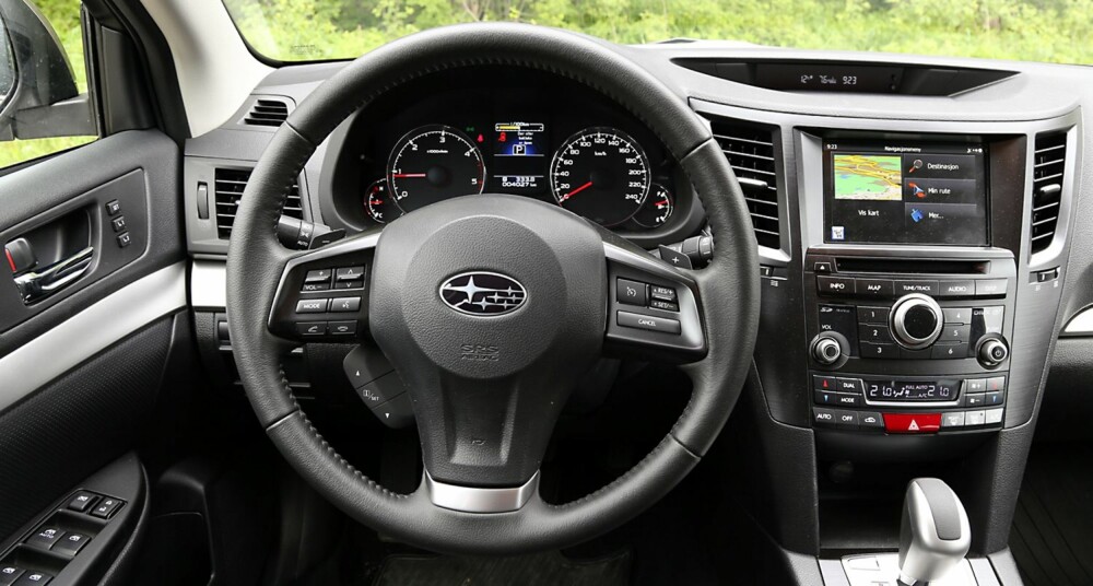 I TIDEN: Nytt innvendig design med forbedret navigasjonsanlegg gjør Subaru Outback mer moderne, sett fra førerplassen.