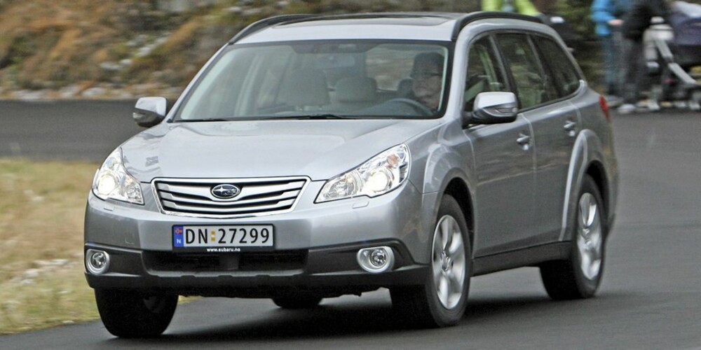 LITT HØYERE: Utgangspunktet for Legacy er stasjonsvogna Legacy, men Outback har mer bakkeklaring og diverse SUV-pynt. LITT HØYERE: Utgangspunktet for Legacy er stasjonsvogna Legacy, men Outback har mer bakkeklaring og diverse SUV-pynt.