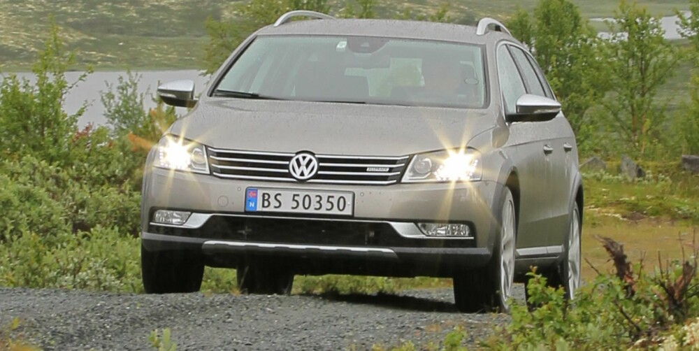GRUSKONGE: VW Passat Alltrack trives godt på løst og smårøft underlag. 