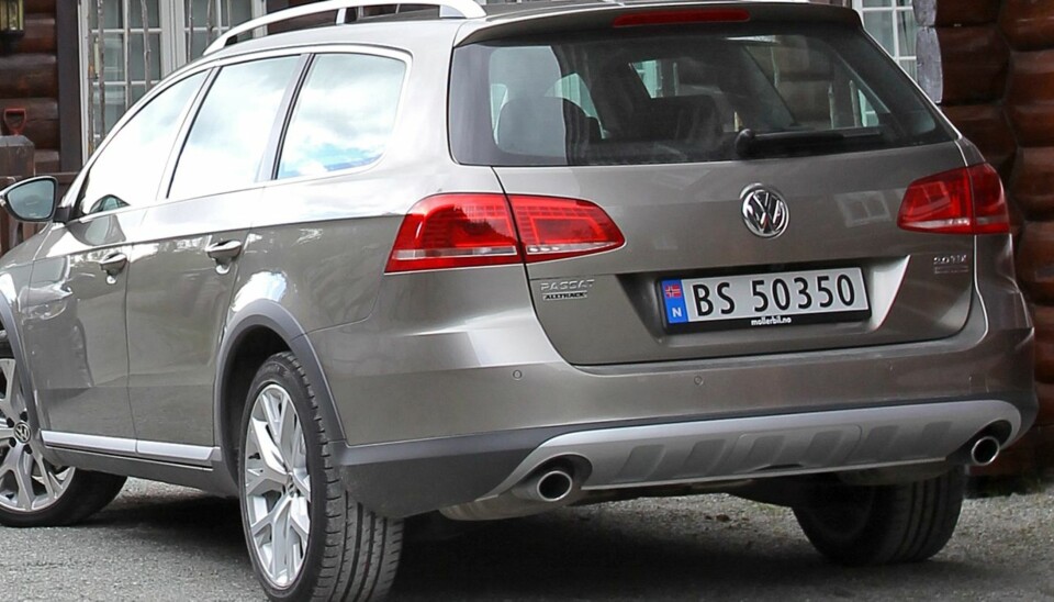 HYTTEBILEN: VW Passat Alltrack kler den nye norske hyttelivsstilen som hånd i hanske. FOTO: Petter Handeland