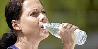 VÆSKETAP: Under og etter trening er det viktig å erstatte tapt væske. Drikk halvannen gang det du har tapt.