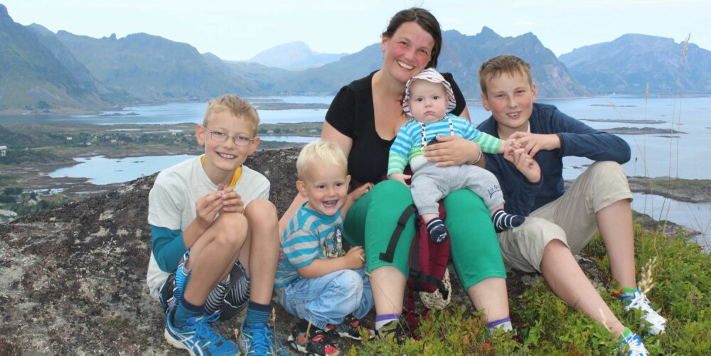 GUTTA PÅ TUR: Her er Isak, Sakarias, mamma Kari, Selmer og Oskar på fjelltur i Lofoten i sommer.