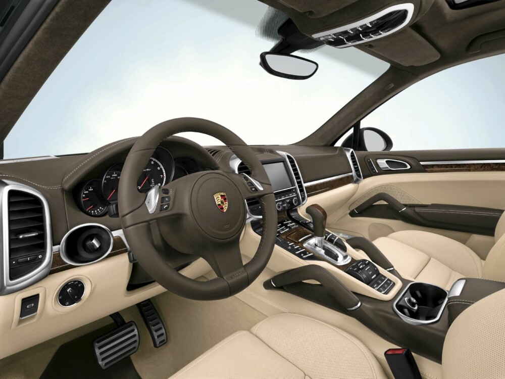 PORSCHE: Førermiljøet er ekte Porsche. Førerorientert, eksklusivt, komfortabelt og sporty. PORSCHE: Førermiljøet er ekte Porsche. Førerorientert, eksklusivt, komfortabelt og sporty.