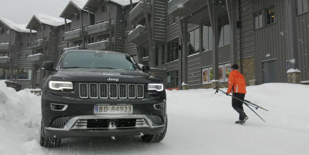 MACHO: Jeep Grand Cherokees sterkeste side sammenlignet med konkurrentene er utstyrsnivået. Til rundt én millioner kroner får du det meste du kan tenke deg av utstyr. FOTO: Martin Jansen